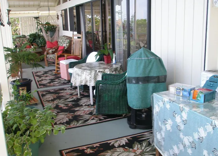Hale-Hoola B & B